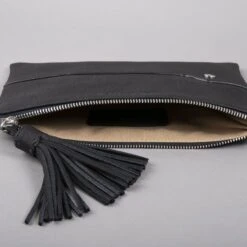 Signature By Antares London Zippered Clutch With Tassle - 2 Colours -Ariat || Lemieux || PÉNÉLOPE Shop AB8 NOIR PIC 2020 01